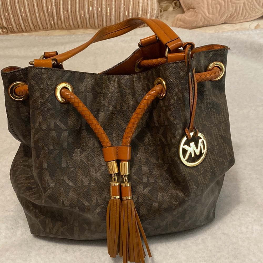 Michael Kors Large Over the shoulder/handheld purse. Darken/Med Brown Color.